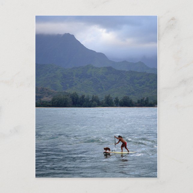 Mann und Hund auf Paddleboard in der Hanalei Bay P Postkarte (Vorderseite)