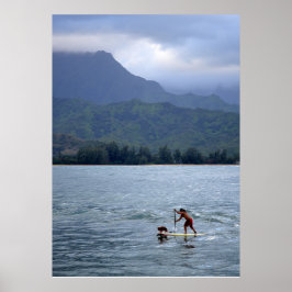 Mann und Hund auf Paddleboard in der Hanalei Bay Poster