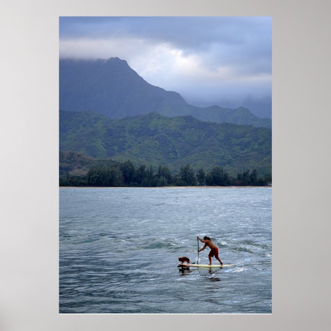 Mann und Hund auf Paddleboard in der Hanalei Bay Poster (Vorne)