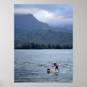 Mann und Hund auf Paddleboard in der Hanalei Bay Poster