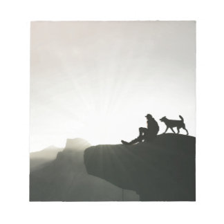 Mann und Hundebond auf dem Berg Notizblock