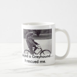 Mann und Windhund auf Fahrrad in England, Kaffeetasse