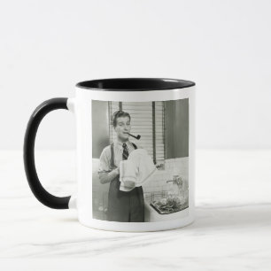 Mann wäscht Geschirr Tasse
