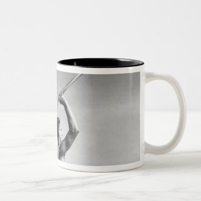 Mann-werfender Speer Zweifarbige Tasse (Rechts)