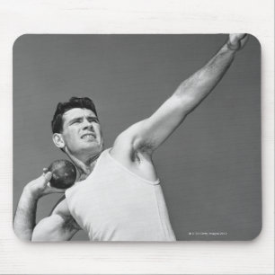 Mann wirft Kugelstoßen Mousepad