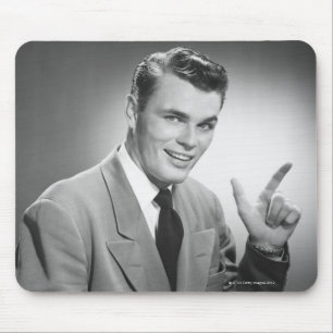 Mann zeigt 2 mousepad