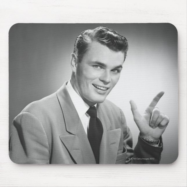 Mann zeigt 2 mousepad (Vorne)