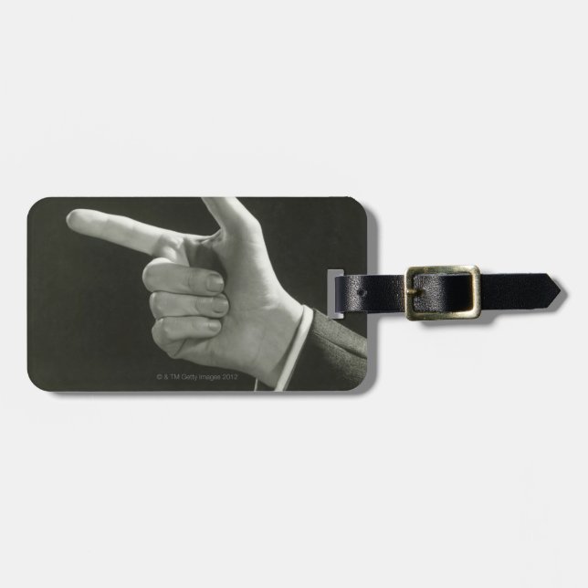 Mann zeigt gepäckanhänger (Vorderseite horizontal)