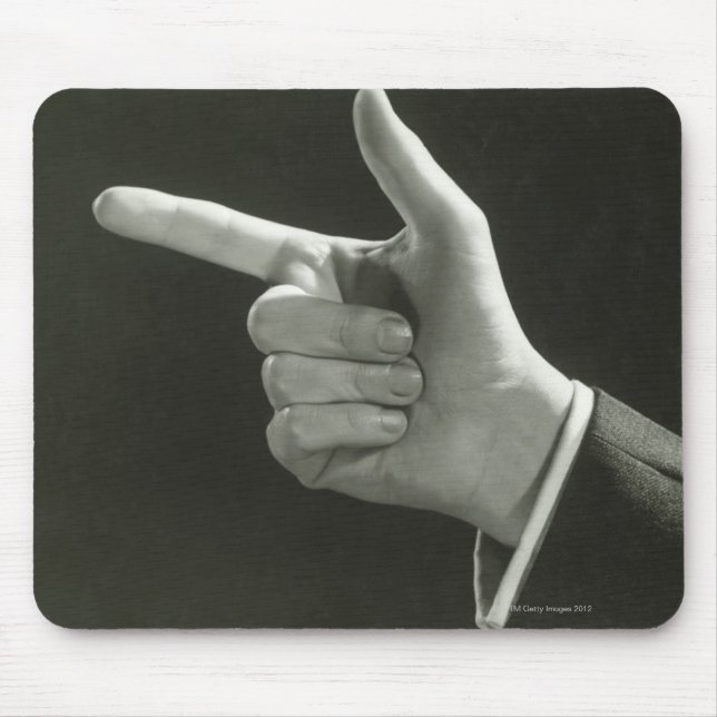 Mann zeigt mousepad (Vorne)