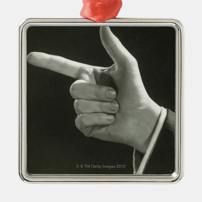 Mann zeigt silbernes ornament (Vorne)