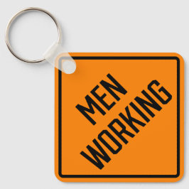 Männer arbeiten am Metal Square Schlüsselanhänger