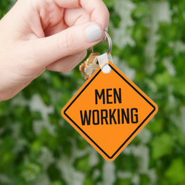 Männer arbeiten am Metal Square Schlüsselanhänger
