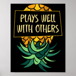 Männer auf dem Kopf stehende Ananas spielt anderen Poster