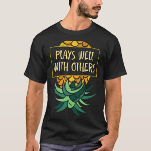 Männer auf dem Kopf stehende Ananas spielt anderen T-Shirt