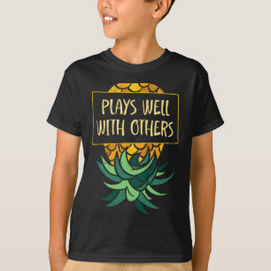 Männer auf dem Kopf stehende Ananas spielt anderen T-Shirt
