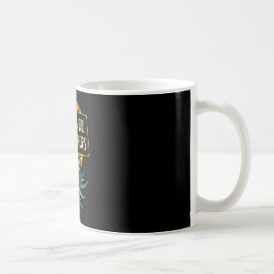 Männer auf dem Kopf stehender Ananas spielen ander Kaffeetasse