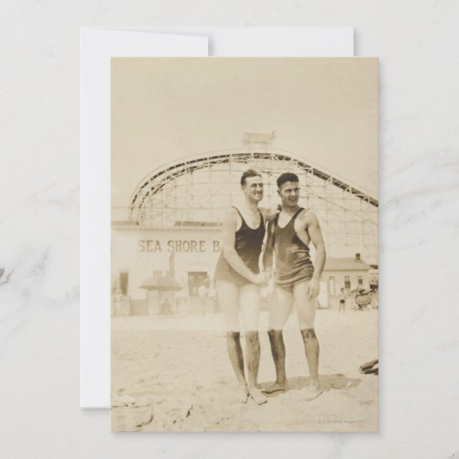 Männer auf dem Strand stehend (Vorderseite)