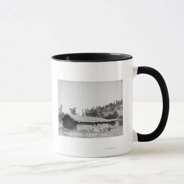 Männer außerhalb der Blockhütte in Süddakota Tasse (Rechts)