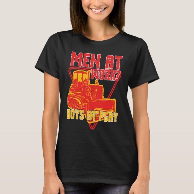 Männer, die bei der Arbeit Jungs im Spiel machen B T-Shirt (Vorderseite)