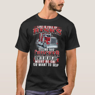 Männer, die diesem LKW-Fahrer sagen, wie er seinen T-Shirt