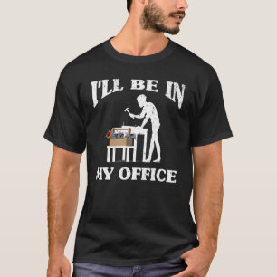 Männer, die ich in meinem Büro beim Woodworker Han T-Shirt