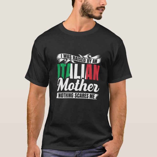Männer, die ich von italienischer Mutter aufgezoge T-Shirt (Vorderseite)