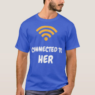 Männer, die mit ihm verbunden sind, sind mit ihrem T-Shirt
