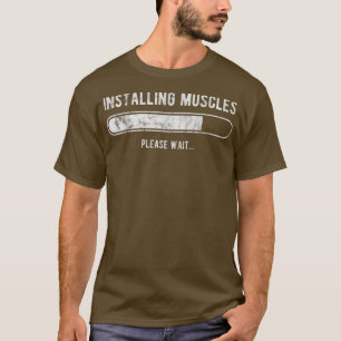 Männer, die Muskeln installieren, warten bitte auf T-Shirt