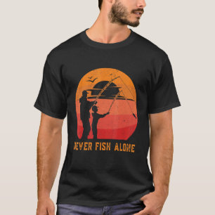 Männer, die nie allein Fischfang betreiben T-Shirt