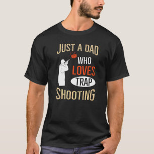 Männer, die Sport für einen Fallen-Shooting-Vater  T-Shirt