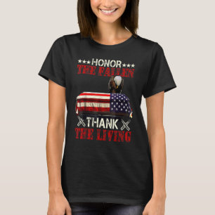 Männer ehren die gefallenen Menschen, danken dem l T-Shirt