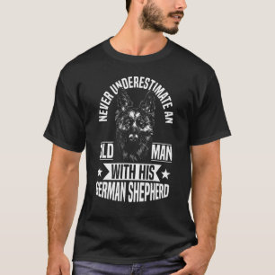 Männer Ein alter Mann mit seinem Deutschen Schäfer T-Shirt