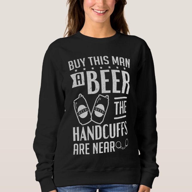 Männer erziehen die Handschellen nahe der Bachelor Sweatshirt (Vorderseite)