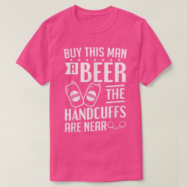 Männer erziehen die Handschellen nahe der Bachelor T-Shirt (Design vorne)