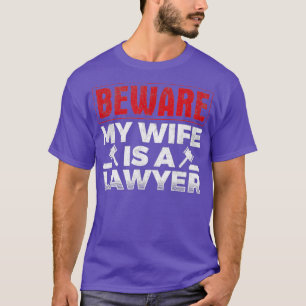 Männer hüten sich vor meiner Ehefrau ist Anwältin T-Shirt