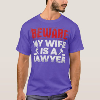 Männer hüten sich vor meiner Ehefrau ist Anwältin T-Shirt