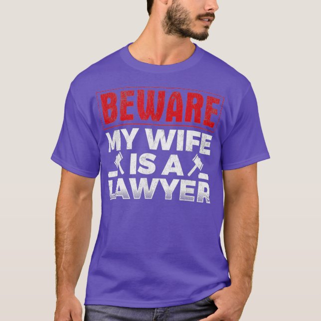 Männer hüten sich vor meiner Ehefrau ist Anwältin T-Shirt (Vorderseite)