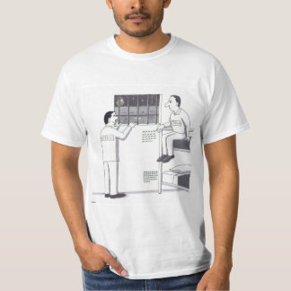 Männer im Gefängnis schauen hinaus, einer schaut n T-Shirt