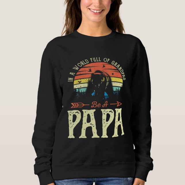 Männer in einer Welt voller Grandpas werden Papa P Sweatshirt (Vorderseite)