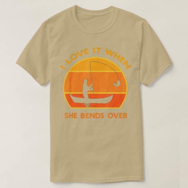 Männer mögen es, wenn sie sich über den Fischfang  T-Shirt (Design vorne)