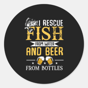 Männer retten Fische aus dem Wasser und Bier aus F Runder Aufkleber