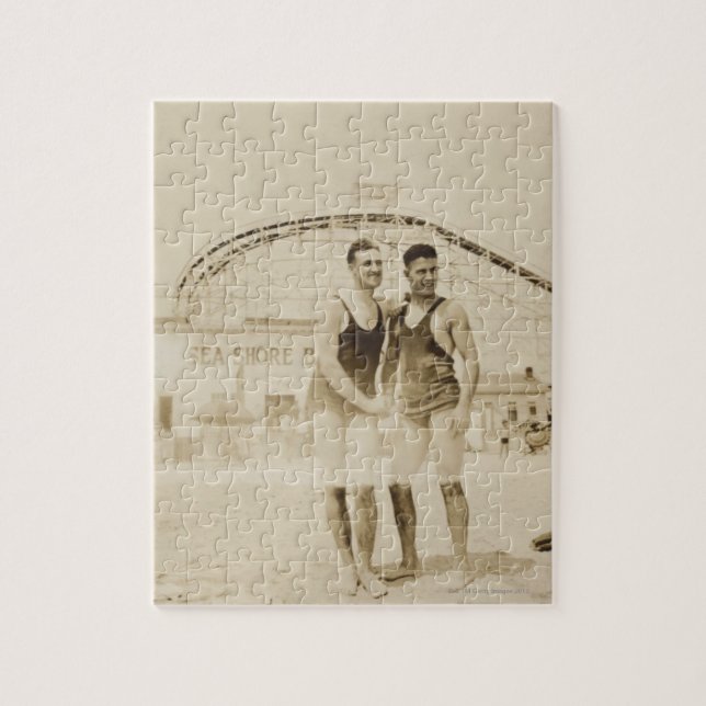 Männer stehend auf Strand (Vertikal)