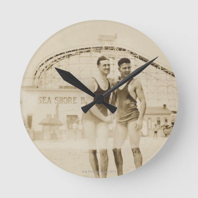 Männer stehend auf Strand Runde Wanduhr (Vorderseite)
