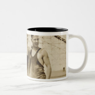 Männer stehend auf Strand Zweifarbige Tasse