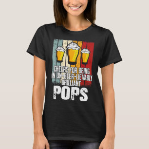 Männer trinken Beifall, weil sie lebendige Pop von T-Shirt