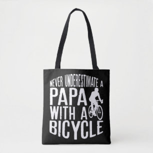 Männer unterschätzen ein Papa mit einem Fahrradfah Tasche