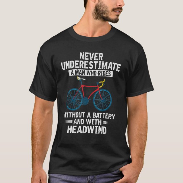 Männer unterschätzen nie ein männliches, lustiges  T-Shirt (Vorderseite)
