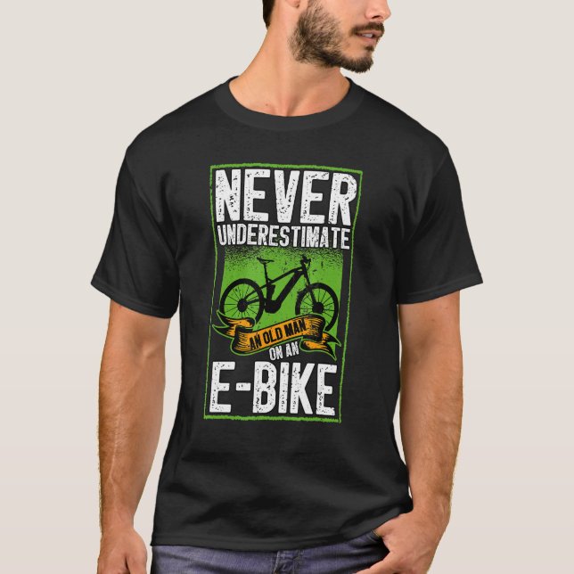 Männer unterschätzen nie einen alten Mann auf eine T-Shirt (Vorderseite)