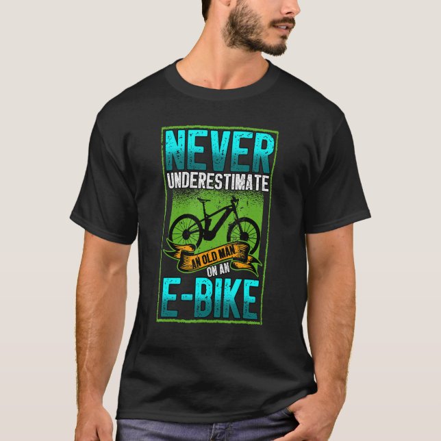 Männer unterschätzen nie einen alten Mann auf eine T-Shirt (Vorderseite)