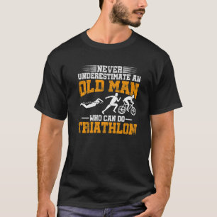 Männer unterschätzen nie einen alten Mann, der Tri T-Shirt